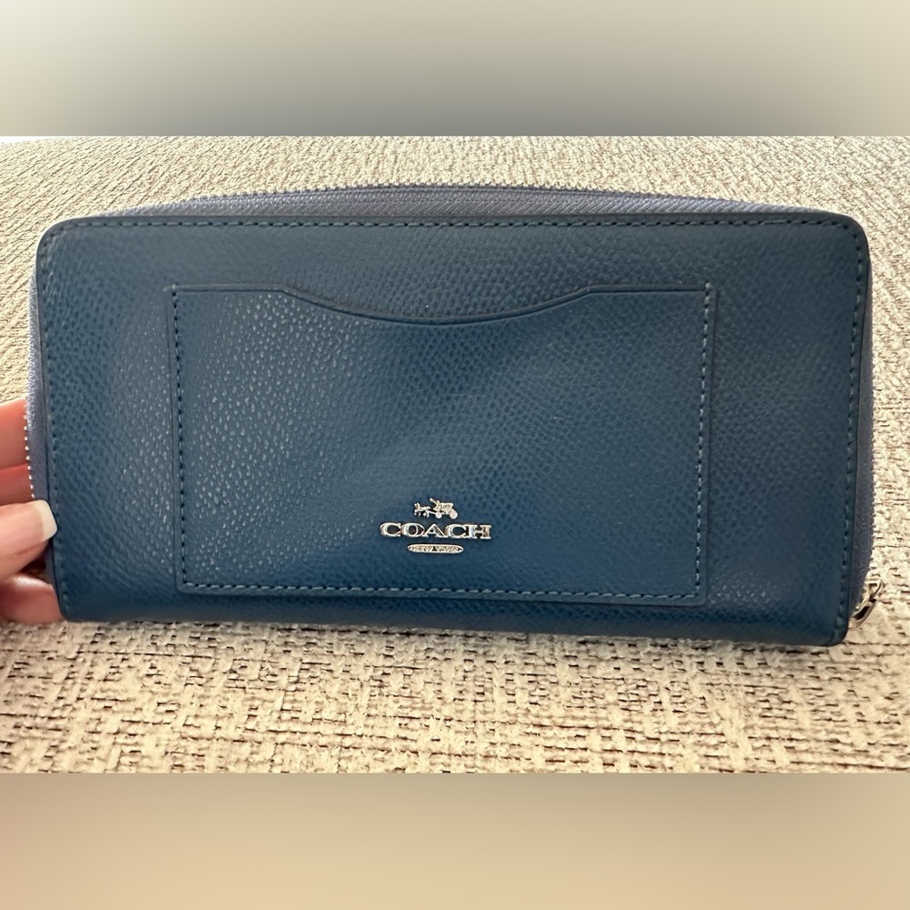 Coach teal zippy wallet. Pre loved, barely used.